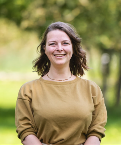Foto van Lilian buiten in het park.